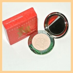 Chantecaille Year of the Dog Face Highlighter Pearly All Over Powder Full size